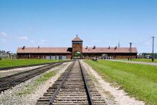Auschwitz - Birkenau - Concentratiekampen Auschwitz - Birkenau: 'De Poort des Doods' van kamp Birkenau. Over dit spoor reden de treinen naar het... Auschwitz - Birkenau - Concentratiekampen Auschwitz - Birkenau: 'De Poort des Doods' van kamp Birkenau. Over dit spoor reden de treinen naar het...
