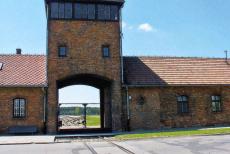 Auschwitz - Birkenau - 'De Poort des Doods' van het nazi vernietigingskamp Auschwitz - Birkenau. Sinds de bevrijding op 27 januari 1945 is het... Auschwitz - Birkenau - 'De Poort des Doods' van het nazi vernietigingskamp Auschwitz - Birkenau. Sinds de bevrijding op 27 januari 1945 is het...