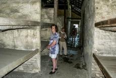 Auschwitz - Birkenau - Auschwitz - Birkenau: Het interieur van een barak. De hygiënische omstandigheden in het nazi concentratiekamp Auschwitz - Birkenau waren... Auschwitz - Birkenau - Auschwitz - Birkenau: Het interieur van een barak. De hygiënische omstandigheden in het nazi concentratiekamp Auschwitz - Birkenau waren...