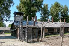 Auschwitz - Birkenau - Een wachttoren bij de poort van Auschwitz I, links de beruchte slogan 'Arbeit macht Frei' boven de poort.... Auschwitz - Birkenau - Een wachttoren bij de poort van Auschwitz I, links de beruchte slogan 'Arbeit macht Frei' boven de poort....