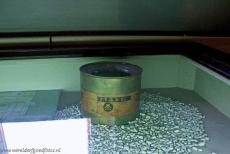 Auschwitz - Birkenau - Concentratiekamp Auschwitz - Birkenau: Een leeg blik van het gifgas Zyklon B. Zyklon B was de handelsnaam van een dodelijk pesticide, dat door de... Auschwitz - Birkenau - Concentratiekamp Auschwitz - Birkenau: Een leeg blik van het gifgas Zyklon B. Zyklon B was de handelsnaam van een dodelijk pesticide, dat door de...