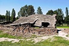 Auschwitz - Birkenau - Auschwitz - Birkenau: Restanten van crematorium II. De crematoria en gaskamers werden door de SS verwoest, enkele dagen voordat concentratie en... Auschwitz - Birkenau - Auschwitz - Birkenau: Restanten van crematorium II. De crematoria en gaskamers werden door de SS verwoest, enkele dagen voordat concentratie en...