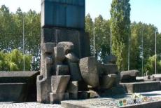 Auschwitz - Birkenau - Het Internationaal Monument in Auschwitz - Birkenau. Het monument werd in 1967 opgericht, het monument wordt omringd door meer... Auschwitz - Birkenau - Het Internationaal Monument in Auschwitz - Birkenau. Het monument werd in 1967 opgericht, het monument wordt omringd door meer...