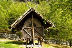 Rotstekeningen in Valcamonica - Rotstekeningen in Valcamonica: Een naar de tekeningen op de rotsen gereconstrueerde hut. De rotstekeningen in Valcamonica werden gemaakt door...