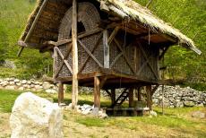 Rotstekeningen in Valcamonica - Rotstekeningen in Valcamonica: Op de rotsten staan tekeningen, die worden geïnterpreteerd als hutten. De gereconstrueerden...