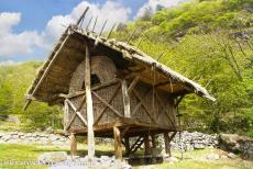 Rotstekeningen in Valcamonica - Rotstekeningen in Valcamonica: Een naar een rotstekening gereconstrueerde hut. Valcamonica is een vallei met een van de grootste collecties...