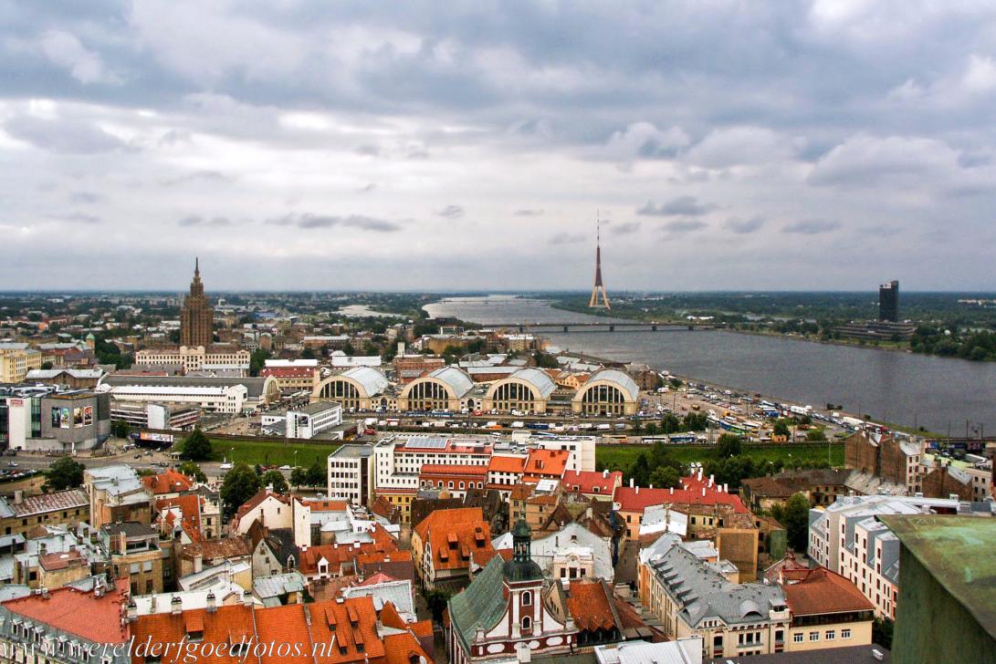 Historisch centrum van Riga - Uitzicht op het historische centrum van Riga, de rivier de Daugava en de vijf voormalige Duitse zeppelin-hangars vanaf de toren van de St.... Historisch centrum van Riga - Uitzicht op het historische centrum van Riga, de rivier de Daugava en de vijf voormalige Duitse zeppelin-hangars vanaf de toren van de St....