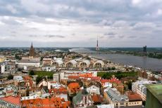 Historisch centrum van Riga - Uitzicht op het historische centrum van Riga, de rivier de Daugava en de vijf voormalige Duitse zeppelin-hangars vanaf de toren van de St.... Historisch centrum van Riga - Uitzicht op het historische centrum van Riga, de rivier de Daugava en de vijf voormalige Duitse zeppelin-hangars vanaf de toren van de St....