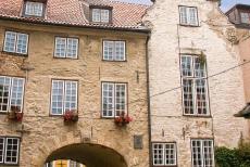 Historisch centrum van Riga - De Zweedse Poort in het historische centrum van Riga. De poort maakt deel uit van de oude stadsmuren van Riga. De Zweedse poort werd in 1698... Historisch centrum van Riga - De Zweedse Poort in het historische centrum van Riga. De poort maakt deel uit van de oude stadsmuren van Riga. De Zweedse poort werd in 1698...