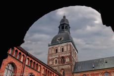Historisch centrum van Riga - Historisch centrum van Riga: De toren van de Dom van Riga gezien vanuit de kruisgang. De haan op de torenspits is een symbool van de stad... Historisch centrum van Riga - Historisch centrum van Riga: De toren van de Dom van Riga gezien vanuit de kruisgang. De haan op de torenspits is een symbool van de stad...