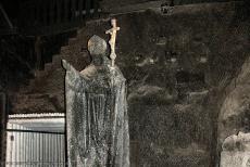 Koninklijke Wieliczka en Bochnia Zoutmijnen - Wieliczka Zoutmijn: Het standbeeld van de in Polen geboren Paus Johannes Paulus II werd in 1999 vervaardigd van grijs steenzout. Paus...
