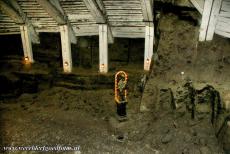 Koninklijke Wieliczka en Bochnia Zoutmijnen - Wieliczka Zoutmijn: Het verlichte monument in de Jozef Pilsudski Kamer is een beeldje van zout van Johannes Nepomuk, de patroonheilige...