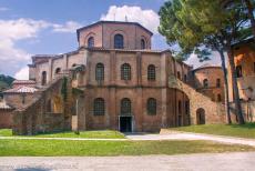 Vroegchristelijke monumenten van Ravenna - Vroeg-christelijke bouwwerken van Ravenna: De San Vitale werd gebouwd op de plaats waar St. Vitalis werd gemarteld en levend begraven. De basiliek... Vroegchristelijke monumenten van Ravenna - Vroeg-christelijke bouwwerken van Ravenna: De San Vitale werd gebouwd op de plaats waar St. Vitalis werd gemarteld en levend begraven. De basiliek...
