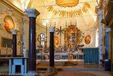 Vroegchristelijke monumenten van Ravenna - Vroeg-christelijke bouwwerken van Ravenna: Het hoogaltaar van de Sant'Apollinare Nuovo, op de voorgrond staan enkele Romeinse zuilen. In de... Vroegchristelijke monumenten van Ravenna - Vroeg-christelijke bouwwerken van Ravenna: Het hoogaltaar van de Sant'Apollinare Nuovo, op de voorgrond staan enkele Romeinse zuilen. In de...