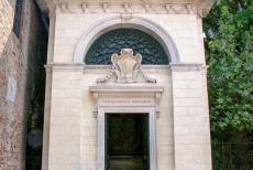 Vroegchristelijke monumenten van Ravenna - De tombe van Dante in Ravenna. De Italiaanse schrijver, dichter en filosoof Dante Alighieri werd verbannen uit Florence en... Vroegchristelijke monumenten van Ravenna - De tombe van Dante in Ravenna. De Italiaanse schrijver, dichter en filosoof Dante Alighieri werd verbannen uit Florence en...