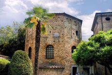 Vroegchristelijke monumenten van Ravenna - Vroeg-christelijke bouwwerken van Ravenna: Het Baptisterium van de Orthodoxen (Battistero Neoniano) werd waarschijnlijk gebouwd aan het... Vroegchristelijke monumenten van Ravenna - Vroeg-christelijke bouwwerken van Ravenna: Het Baptisterium van de Orthodoxen (Battistero Neoniano) werd waarschijnlijk gebouwd aan het...