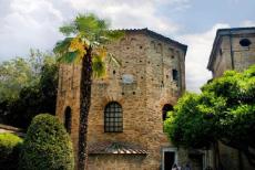 Vroegchristelijke monumenten van Ravenna - Vroeg-christelijke bouwwerken van Ravenna: Het Baptisterium van de Orthodoxen (Battistero Neoniano) werd waarschijnlijk gebouwd aan het...