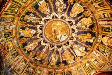 Vroegchristelijke monumenten van Ravenna - Vroeg-christelijke bouwwerken van Ravenna: Het Baptisterium van de Orthodoxen (Battistero Neoniano) met een 5de eeuws mozaïek... Vroegchristelijke monumenten van Ravenna - Vroeg-christelijke bouwwerken van Ravenna: Het Baptisterium van de Orthodoxen (Battistero Neoniano) met een 5de eeuws mozaïek...