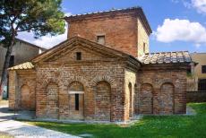 Vroegchristelijke monumenten van Ravenna - Het Mausoleum van Galla Placidia behoort tot de oudste monumenten van Ravenna. Het werd gebouwd in 425-450, de binnenzijde... Vroegchristelijke monumenten van Ravenna - Het Mausoleum van Galla Placidia behoort tot de oudste monumenten van Ravenna. Het werd gebouwd in 425-450, de binnenzijde...