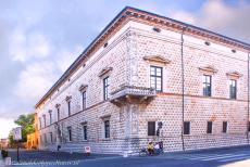 Ferrara, stad van de Renaissance - Ferrara, stad van de Renaissance en de Po Delta: Het Diamantpaleis wordt zo genoemd, omdat de stenen in de gevels de vorm van een diamant hebben....