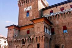 Ferrara, stad van de Renaissance - Ferrara, stad van de Renaissance en haar Po Delta: De Leeuwentoren is de uitkijktoren van het kasteel van Estense. De bouw van het kasteel...