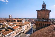 Ferrara, stad van de Renaissance - Een van de vier torens van het kasteel van de familie d'Este, het kasteel van Estense in Ferrara. De gescheidenis van Ferrara is...
