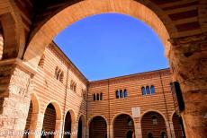 De stad Verona - City of Verona: De binnenplaats van het Palazzo della Ragione, het gemeentehuis van Verona. Het Palazzo della Ragione werd gebouwd in 1193-1196....