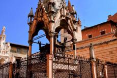 De stad Verona - Verona: De Arche Scaligere en de monumentale graftombe van Mastino II, een van de leden van de familie Scaliger. De Arche Scaligere... De stad Verona - Verona: De Arche Scaligere en de monumentale graftombe van Mastino II, een van de leden van de familie Scaliger. De Arche Scaligere...