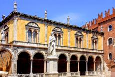 De stad Verona - De stad Verona: Het Piazza dei Signori met het standbeeld van Dante Alighierie, dat uitkijkt op het Palazzo del Capitano, eens het huis van de... De stad Verona - De stad Verona: Het Piazza dei Signori met het standbeeld van Dante Alighierie, dat uitkijkt op het Palazzo del Capitano, eens het huis van de...