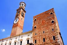 De stad Verona - De stad Verona: De Torre dei Lamberti is de klokkentoren van Verona. De toren werd gebouwd in 1172. De Torre dei Lamberti is 84 meter hoog, de... De stad Verona - De stad Verona: De Torre dei Lamberti is de klokkentoren van Verona. De toren werd gebouwd in 1172. De Torre dei Lamberti is 84 meter hoog, de...