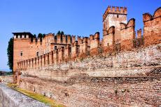 De stad Verona - De stad Verona kwam in de 13de en 14de eeuw tot grote bloei onder het bewind van de adelijke familie Scaliger. Kasteel... De stad Verona - De stad Verona kwam in de 13de en 14de eeuw tot grote bloei onder het bewind van de adelijke familie Scaliger. Kasteel...