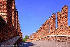 De stad Verona - De stad Verona: De Ponte Scaligero is een bijna 50 meter lange met kantelen beschermde brug. Hierdoor was de brug bij... De stad Verona - De stad Verona: De Ponte Scaligero is een bijna 50 meter lange met kantelen beschermde brug. Hierdoor was de brug bij...