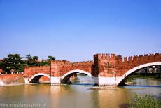 De stad Verona - De stad Verona: De Ponte Scaligero over de rivier de Adige. In 1945 werd de stenen boogbrug volledig verwoest door het... De stad Verona - De stad Verona: De Ponte Scaligero over de rivier de Adige. In 1945 werd de stenen boogbrug volledig verwoest door het...