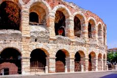 De stad Verona - De stad Verona: Het Romeinse amfitheater van Verona stamt uit de 1ste eeuw. Het bood plaats aan ongeveer 30.000 toeschouwers. Het... De stad Verona - De stad Verona: Het Romeinse amfitheater van Verona stamt uit de 1ste eeuw. Het bood plaats aan ongeveer 30.000 toeschouwers. Het...