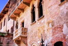 De stad Verona - De stad Verona: Het Huis van Julia met het beroemde balkon. Verona is de stad van Romeo en Julia. Hoewel het fictieve personen waren, staan in... De stad Verona - De stad Verona: Het Huis van Julia met het beroemde balkon. Verona is de stad van Romeo en Julia. Hoewel het fictieve personen waren, staan in...