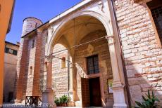 De stad Verona - De stad Verona: De Chiesa di San Lorenzo werd na een zware aardbeving in 1117 herbouwd, de kerk werd gebouwd in de typische romaanse stijl van... De stad Verona - De stad Verona: De Chiesa di San Lorenzo werd na een zware aardbeving in 1117 herbouwd, de kerk werd gebouwd in de typische romaanse stijl van...