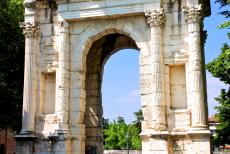 De stad Verona - De stad Verona: De triomfboog Arco dei Gavi, de Gavi Boog, werd gebouwd in de eerste eeuw ter ere van de familie Gavi, Romeinse inwoners van de... De stad Verona - De stad Verona: De triomfboog Arco dei Gavi, de Gavi Boog, werd gebouwd in de eerste eeuw ter ere van de familie Gavi, Romeinse inwoners van de...