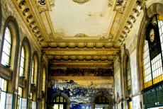 Historisch centrum van Porto - Historisch centrum van Porto: De muren van treinstation São Bento zijn bedekt met azulejos in wit en blauwtinten. De azulejos,...