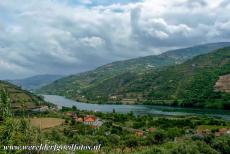 Alto Douro wijnstreek - Een quinta aan de oever van de Douro in de Alto Douro, een gecultiveerd wijnlandschap in Portugal. De wijnstreek ligt aan de oevers van de...