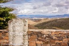 Alto Douro wijnstreek - Alto Douro wijnstreek: Een bord van een quinta (wijnboerderij) in de Alto Douro wijnstreek. Erachter liggen de unieke in terrassen...