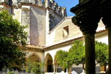 Convent van Christus in Tomar - Convent van Christus in Tomar: De binnenplaats met sinaasappelbomen, op de achtergrond de romaanse Ronde Kerk, de Templar Charola. De Ronde...