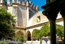 Convent van Christus in Tomar - Convent van Christus in Tomar: De binnenplaats met sinaasappelbomen, op de achtergrong de romaanse Ronde Kerk, de Templar Charola. De Ronde Kerk...