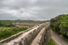 Convent van Christus in Tomar - Convent van Christus in Tomar: Het Pegões Aquaduct gezien vanaf het controlegebouwtje van het aquaduct. Het Pegões...