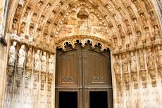 Klooster van Batalha - Klooster van Batalha: Het hoofdportaal is gedecoreerd met beelden van de apostelen, heiligen, de koningen uit het Oude Testament en engelen. Een...